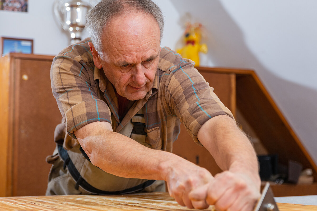 Mitarbeiter in der Sattlerei bei der Arbeit 