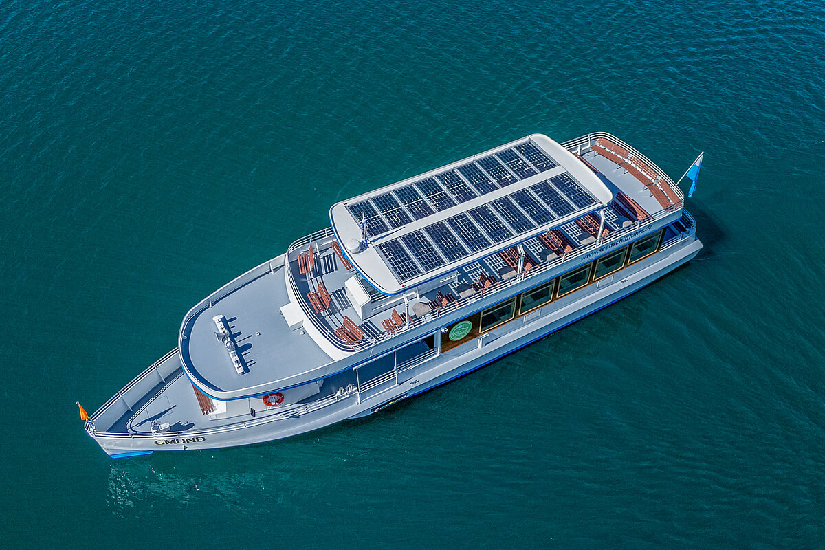 Das neue Elektroschiff GMUND mit PV-Modulen auf dem Sonnendach