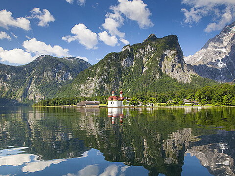 Blick auf S. Bartholomä vom Wasser aus
