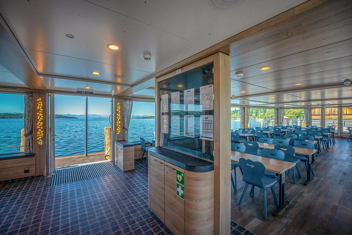 Breiter Eingangsbereich Elektroschiff BERG