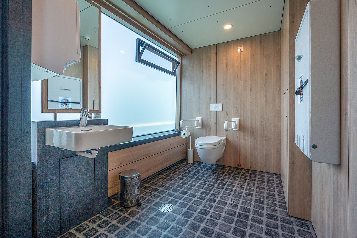 Behindertengerechtes WC auf EMS BERG