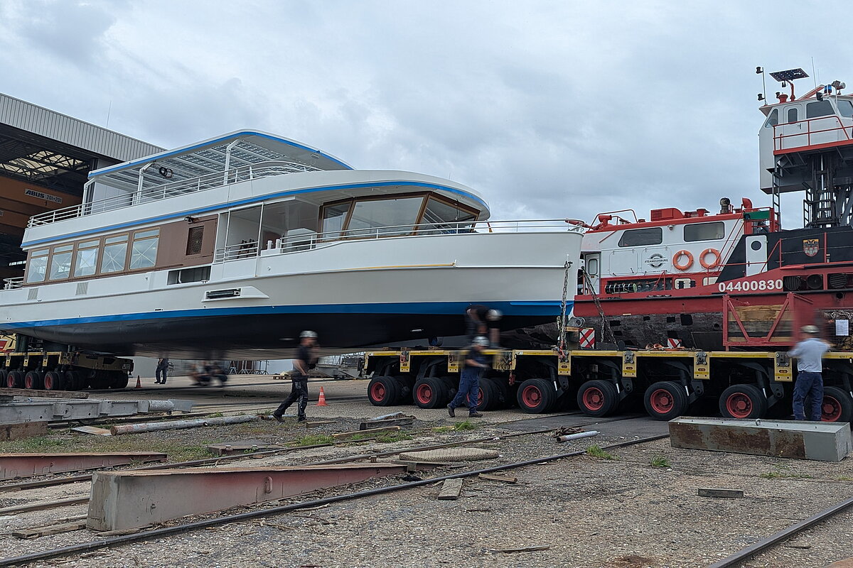 Das neue Elektroschiff GMUND fährt aus der Werfthalle