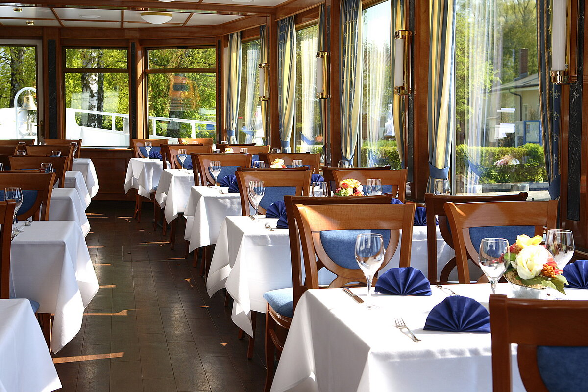 Gedeckter Salon auf dem Motorschiff AUGSBURG