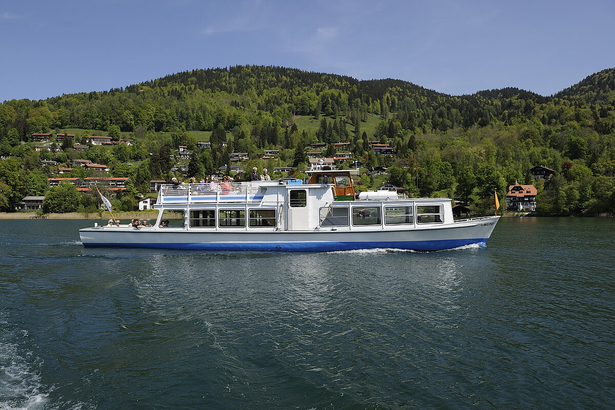 MS GMUND auf Fahrt in der Egerner Bucht