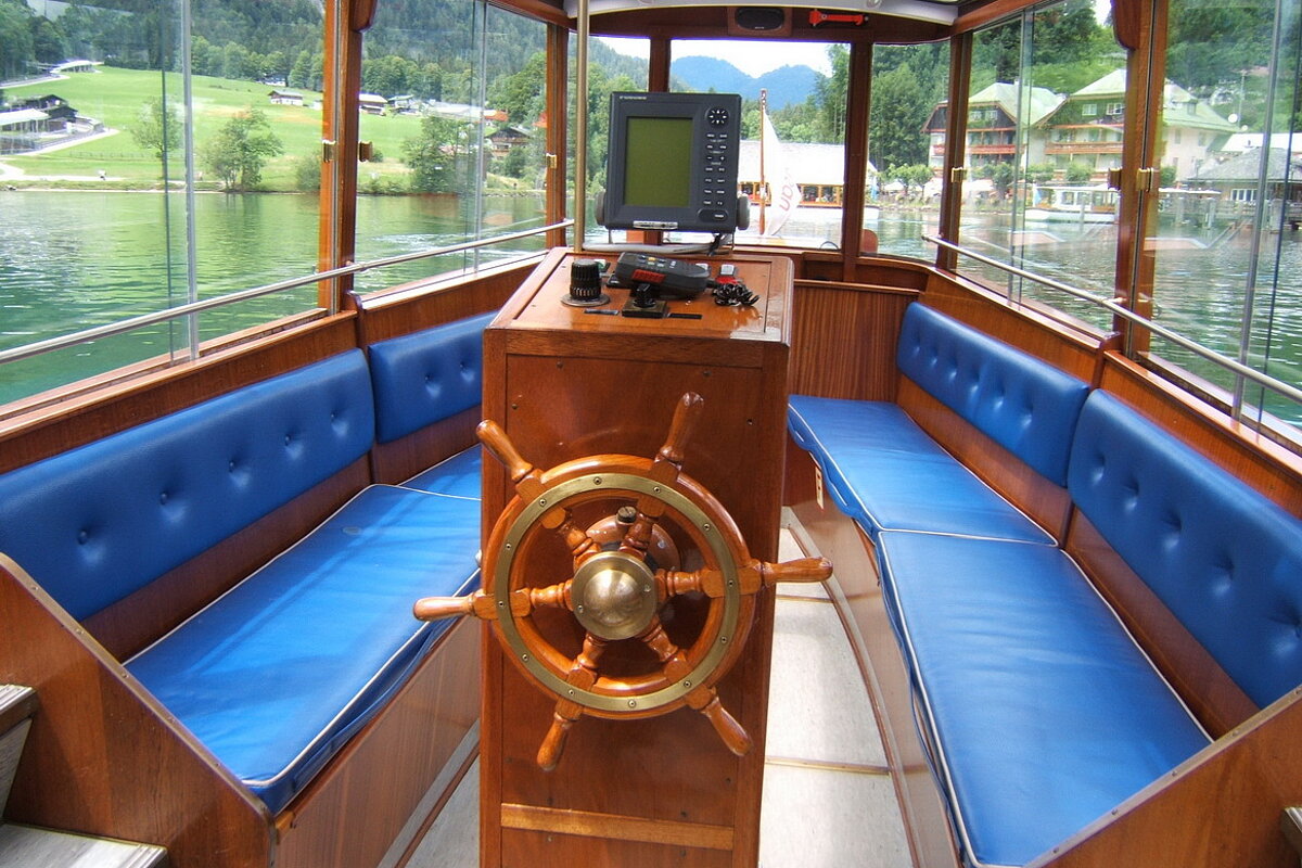 Blick in den Fahrgastraum des kleinen EMB RAMSAU