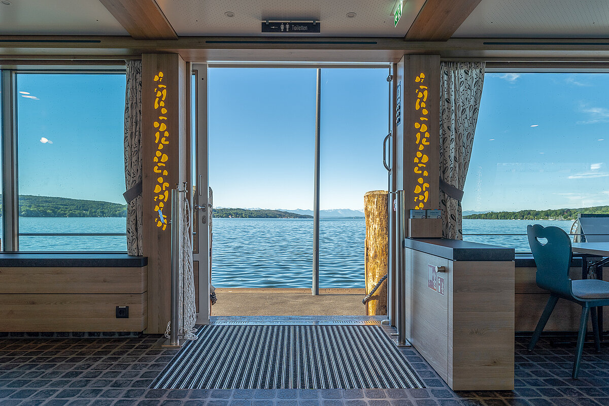 Breiter Zugang auf das Elektroschiff BERG