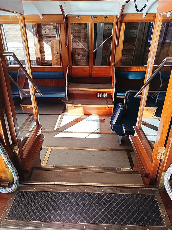 Bild zeigt den Einstiegsbereich eines Elektromotorbootes