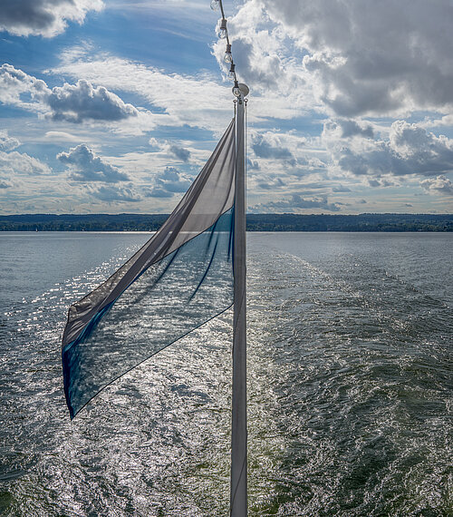 Fahne vom Heck mit Blick auf dem Ammersee