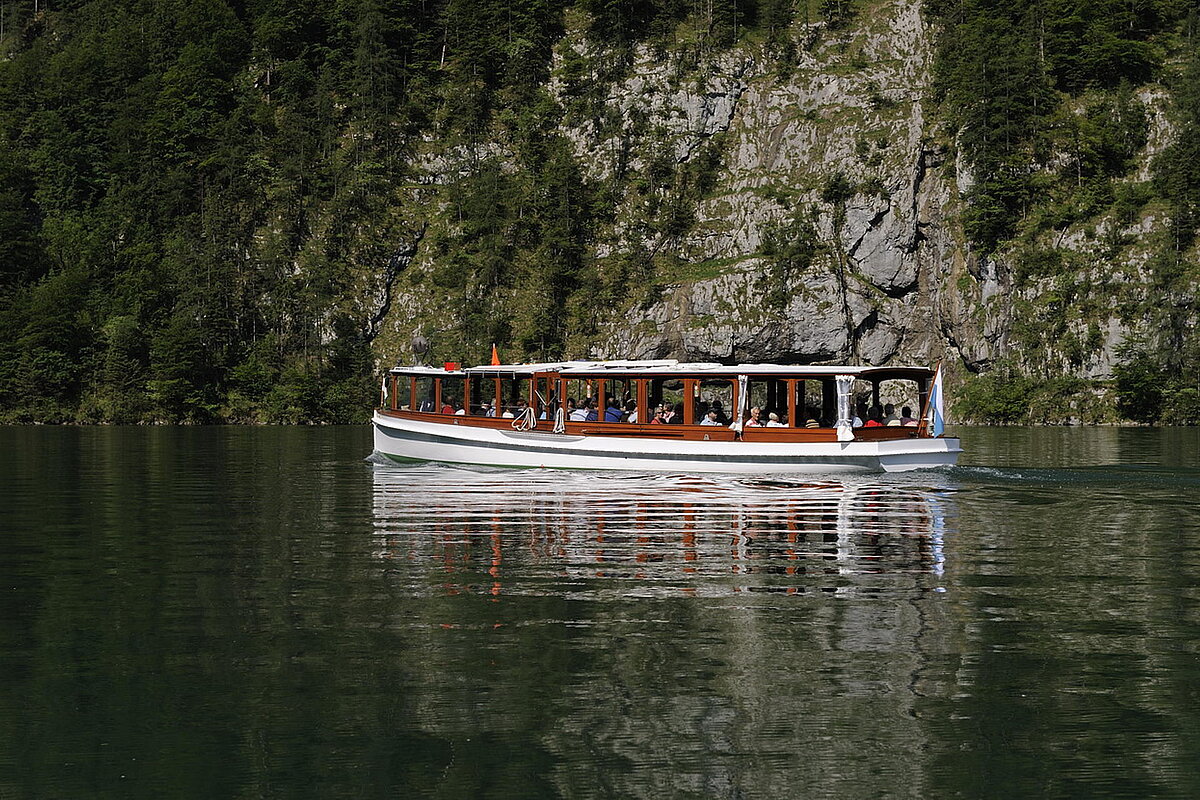 Ein großes Elektromotorboot auf dem königssee