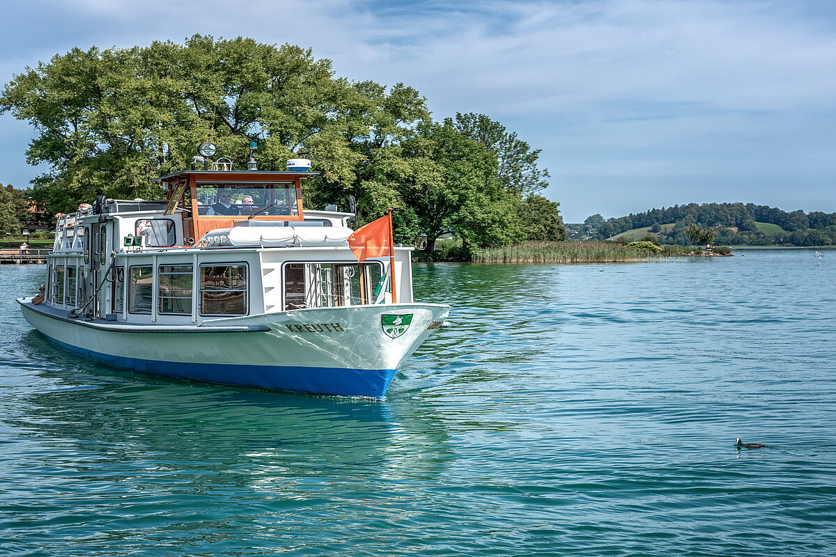 MS KREUTH auf Fahrt in der Wiesseer Bucht