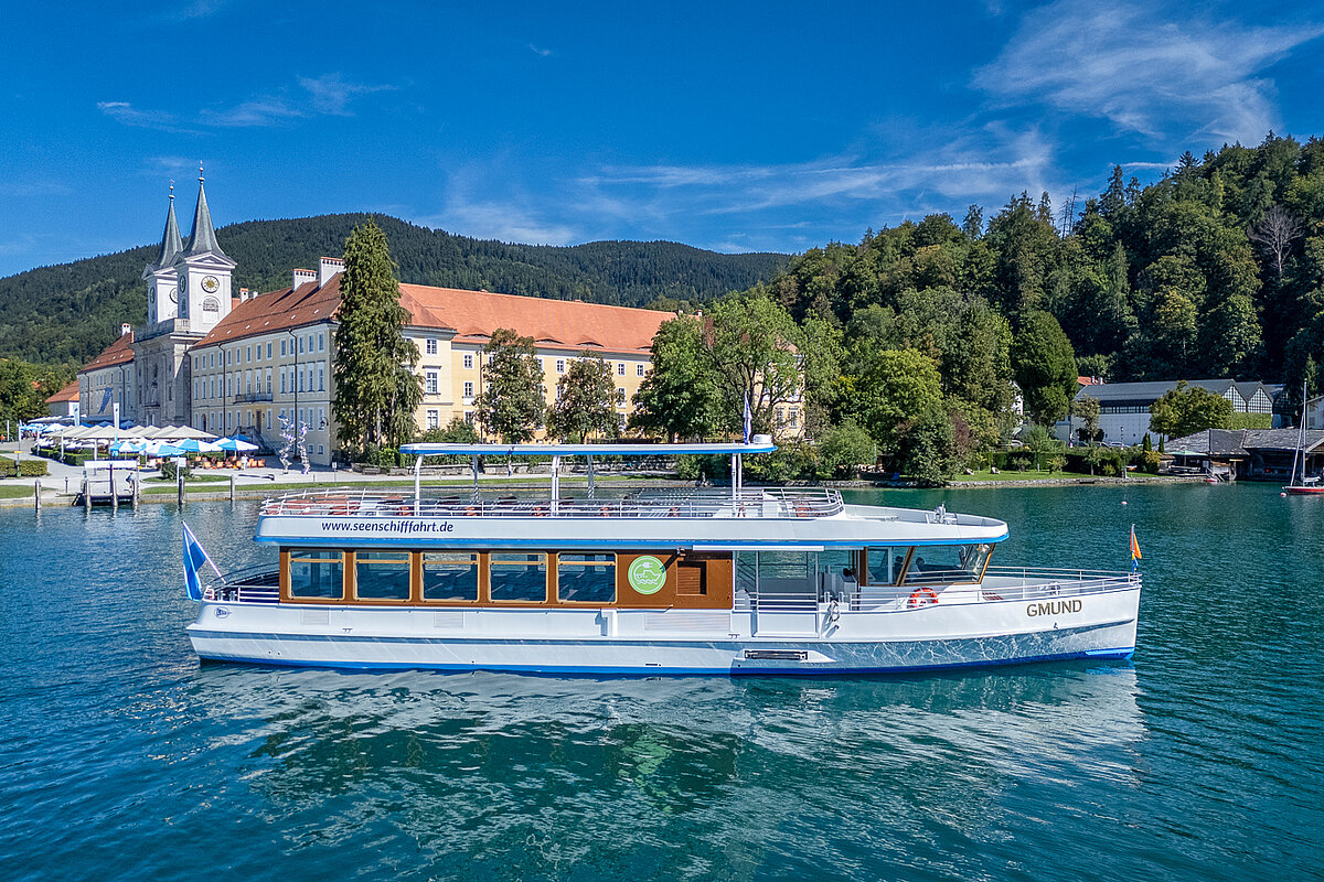 Das E-Schiff GMUND vor dem Kloster Tegernsee