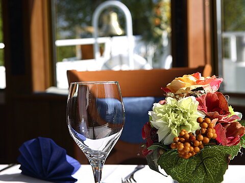 Gedeckter Tisch auf dem MS AUGSBURG