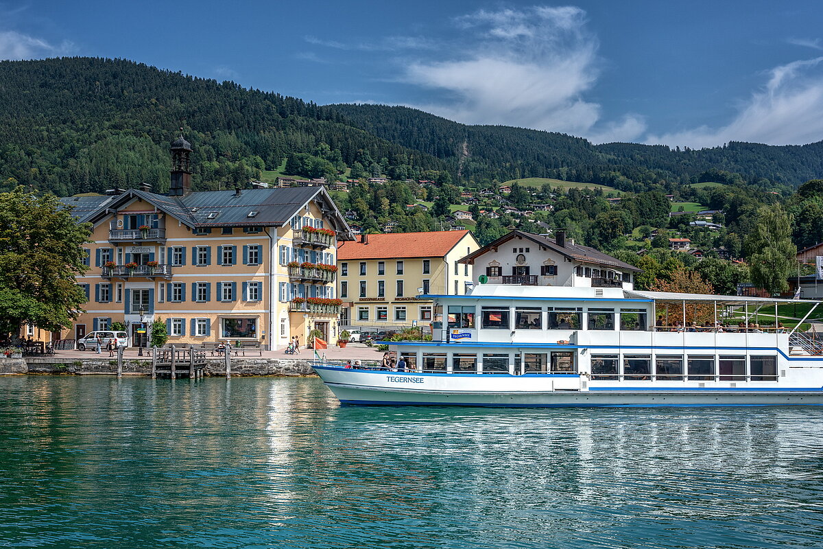 Schiff MS TEGERNSEE fährt am Rathaus Tegernsee vorbei