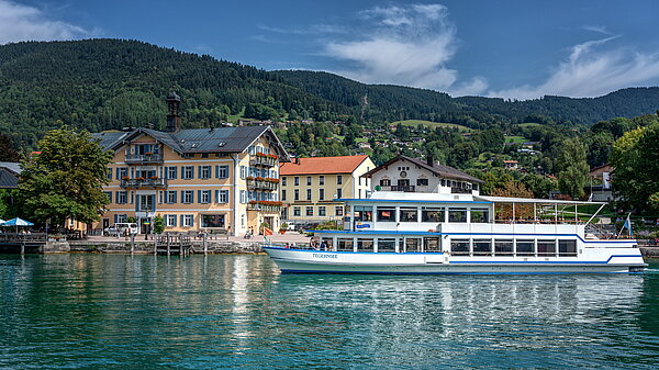 Schiff MS TEGERNSEE vor dem Rathaus Tegernsee