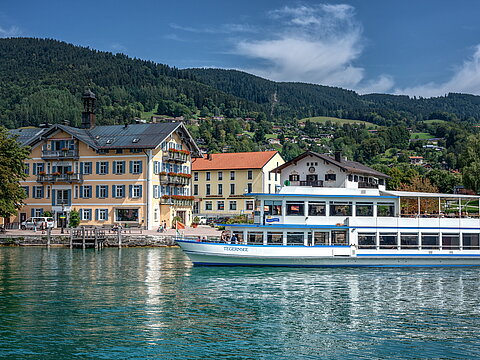 Schiff vor dem Rathaus Tegernsee