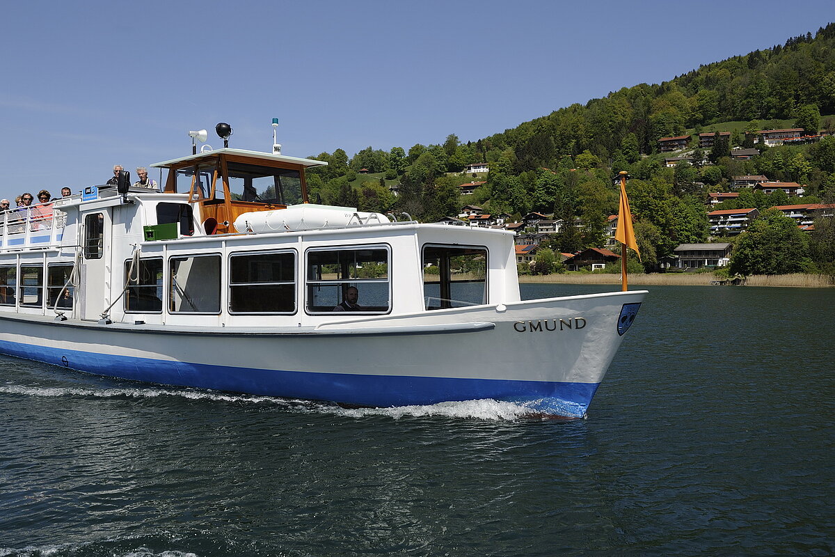 MS GMUND auf Fahrt in der Egerner Bucht