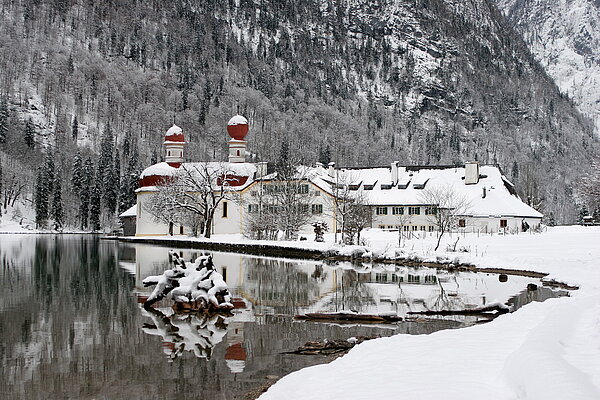 Winterlandschaft und Wallfahrtskirche St. Bartholmä