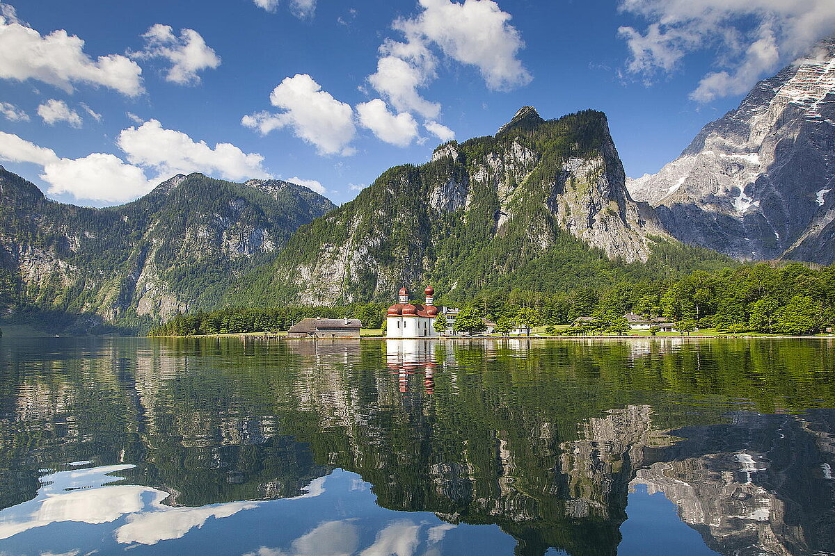 Blick auf St. Bartholomä vom Wasser aus