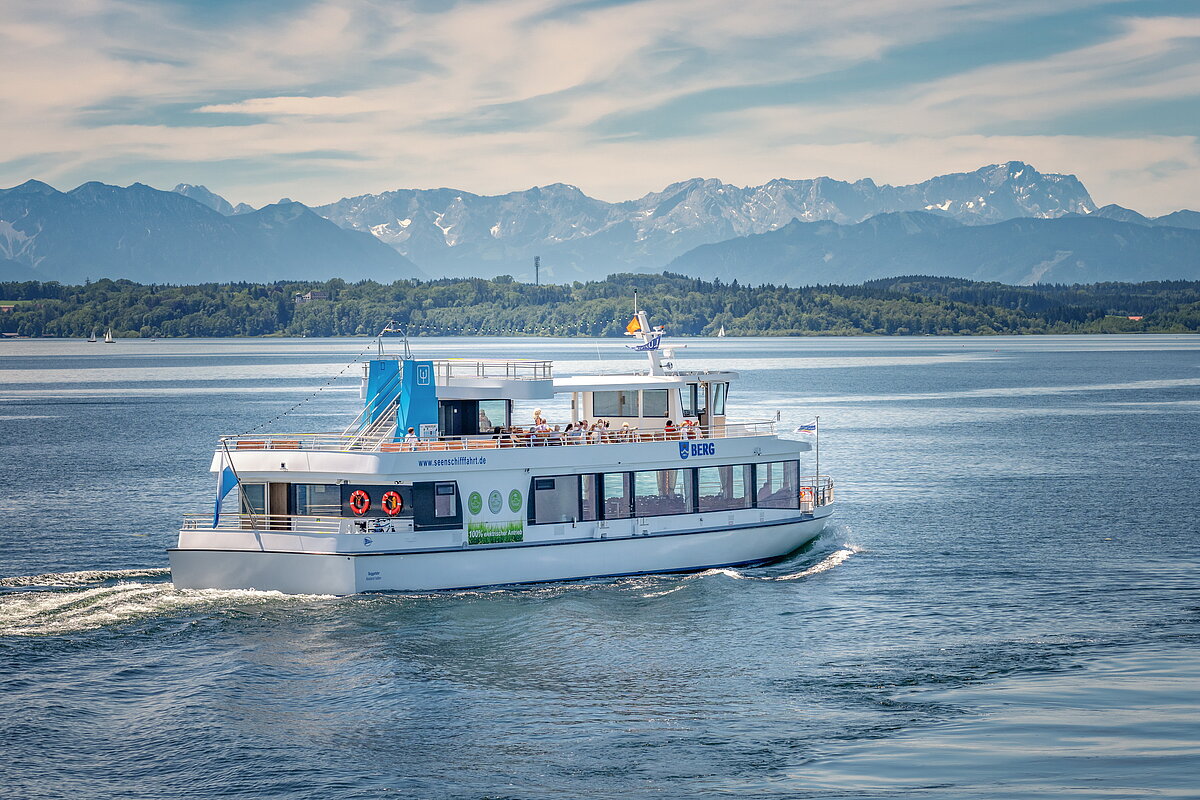 EMS BERG mit Alpenpanorama auf dem Starnberger See