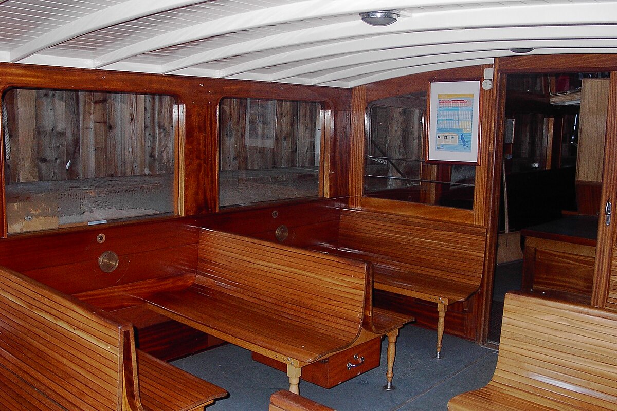 MS WALLBERG Innenansicht Salon. Holzbänke.