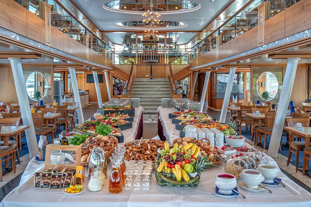 Buffet auf dem Katamaran MS STARNBERG