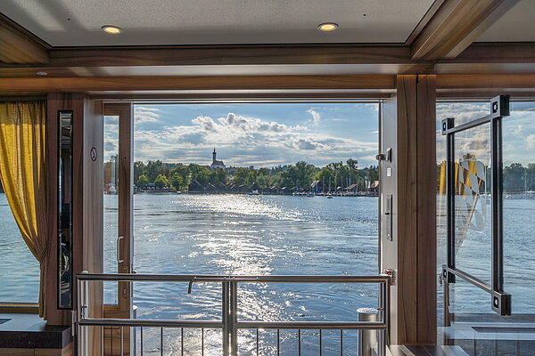 Blick aus dem Schiff auf den glitzernden Ammersee