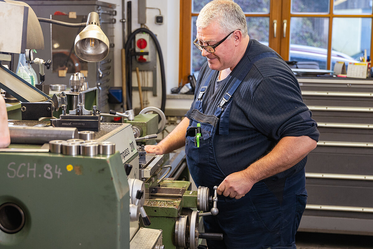Mitarbeiter Schlosserei an der Maschine bei der Arbeit 