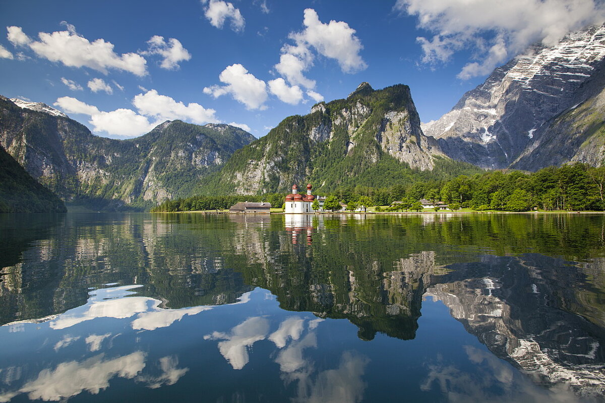 Blick auf St. Bartholomä am Königssee vom Wasser aus