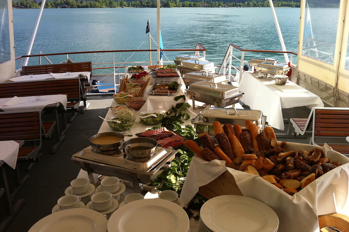 Beispiel Gastronomie auf dem Schiff. Buffetplatten aufgebaut.