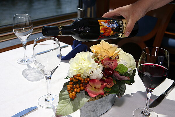 Gedeckter Tisch auf dem MS AUGSBURG