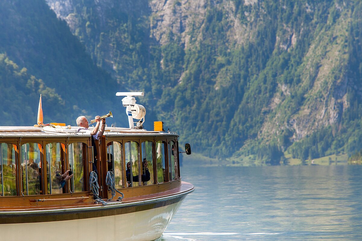Echo auf dem Elektromotorboot an der Echowand am Königssee
