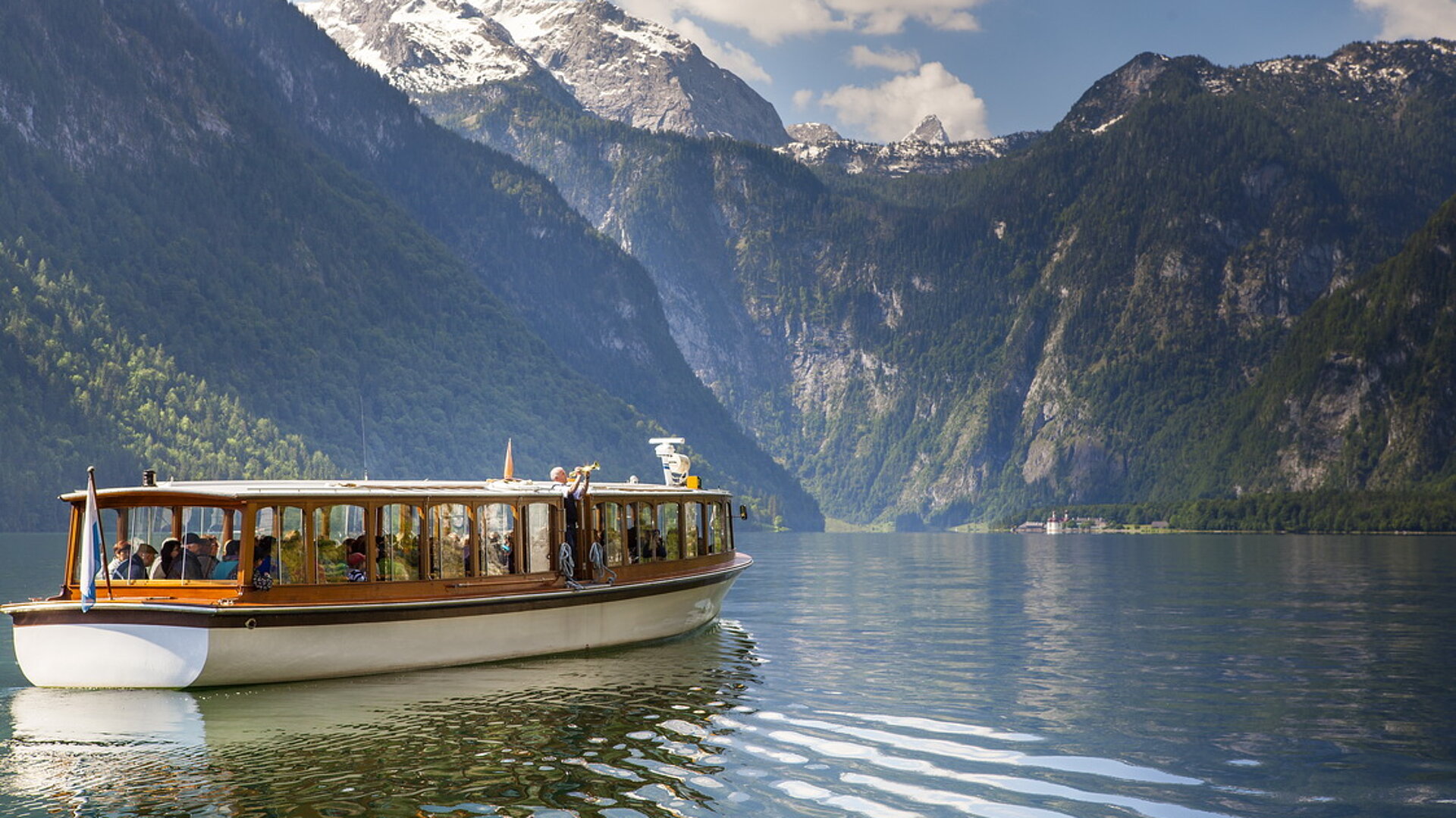 Blick auf das Elektromotorboot auf den Echobläser