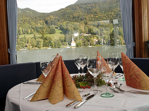 Gedeckter Tisch auf einem großen Fahrgastschiff am Tegernsee