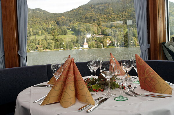 MS TEGERNSEE. Tisch festlich gedeckt.
