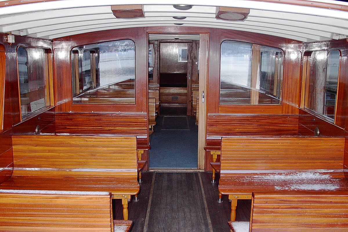 MS WALLBERG Achterdeck (Heck). Holzbänke.