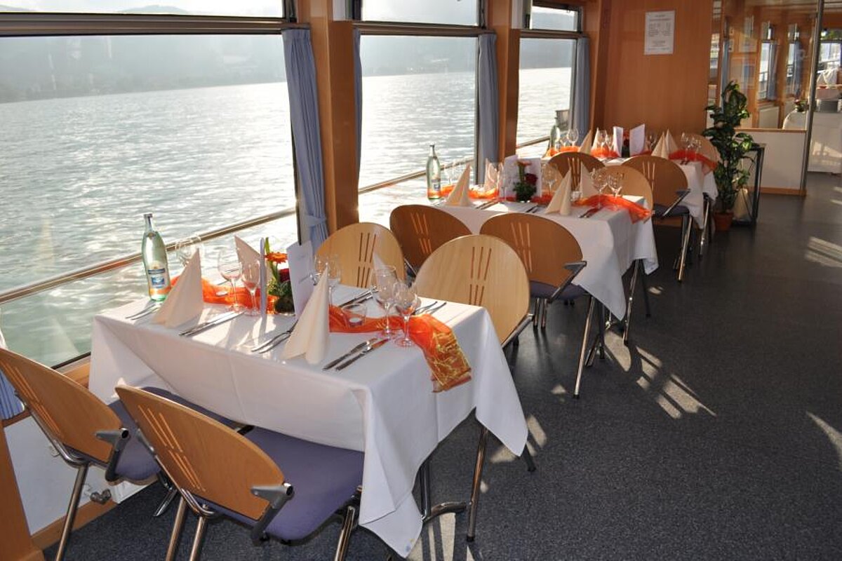 Beispiel Gastronomie auf dem Schiff. Tische eingedeckt.