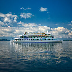 Katamaran MS STARNBERG vor weißblauem Himmel