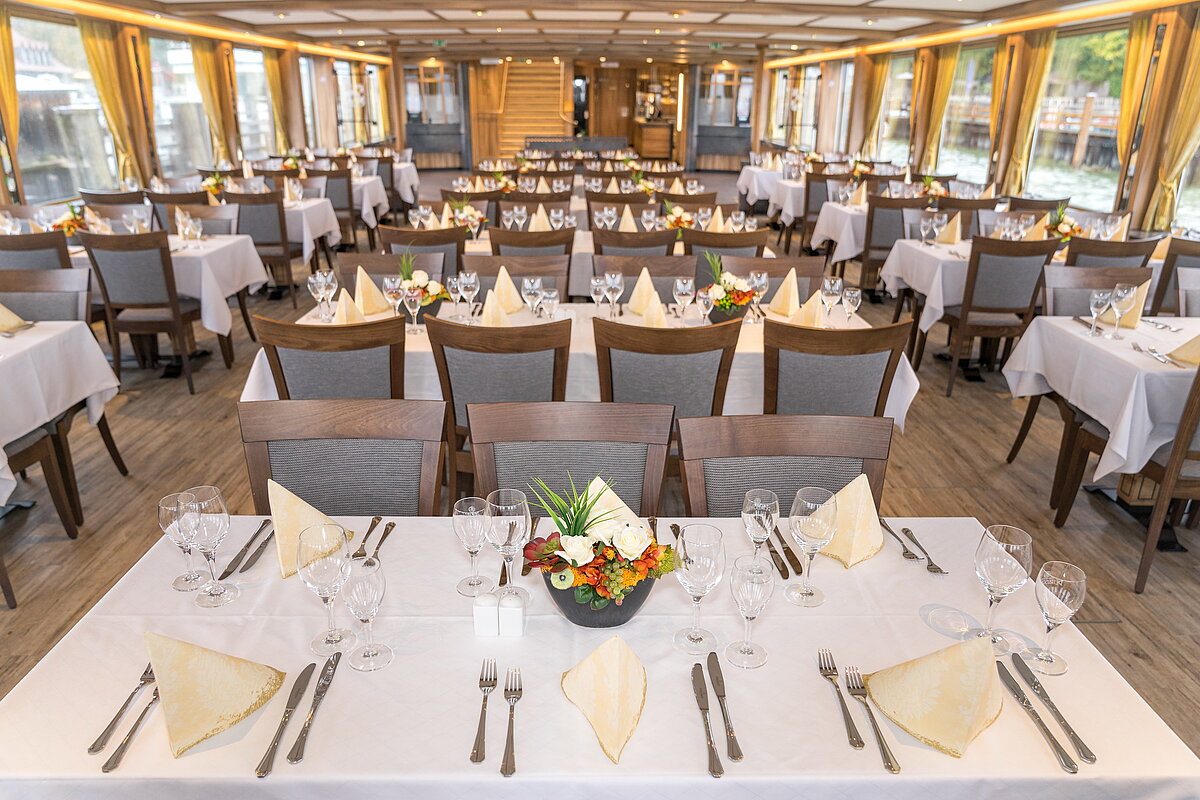 Großer durchgängiger Hauptdecksalon auf dem MS UTTING