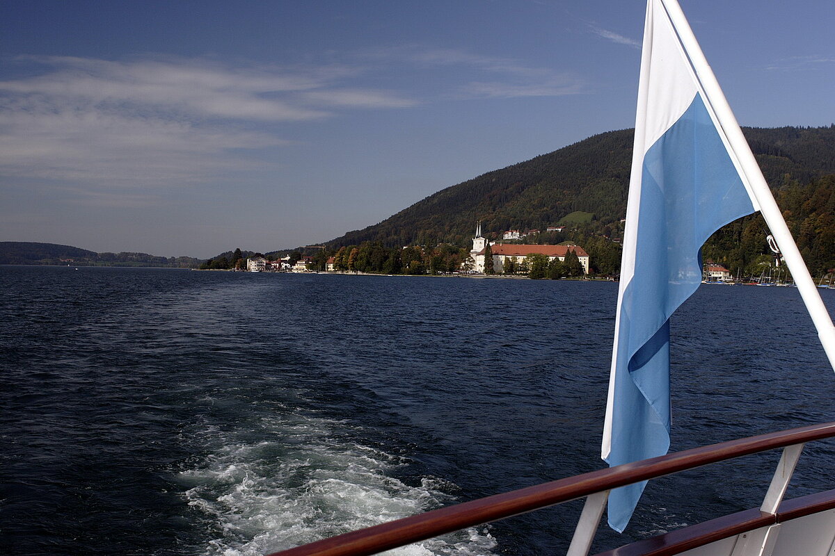 Blick auf das Kloster Tegernsee vom Wasser aus