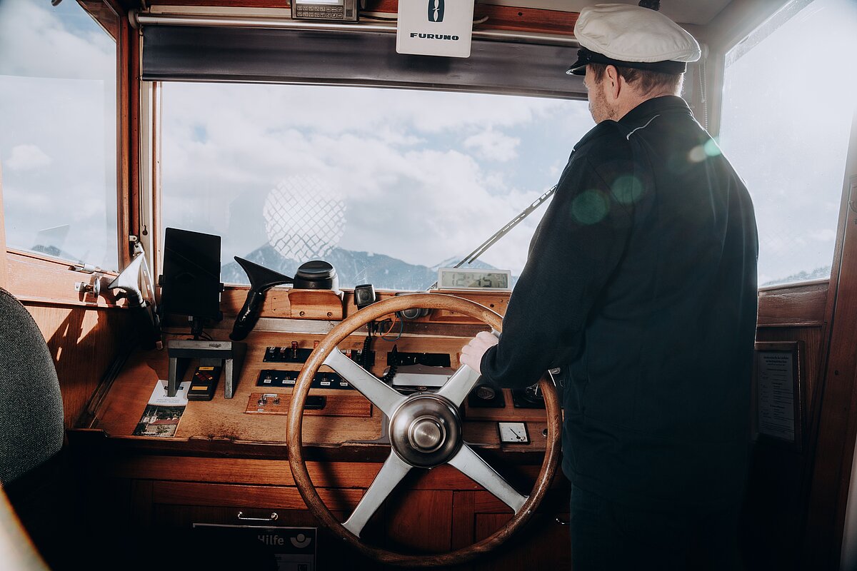 Schiffsführer am Steuerrad