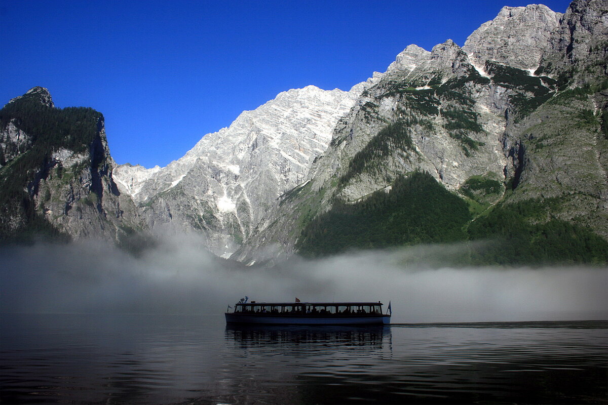 Elektro-Fahrgastboot vor der Watzmann Ostwand