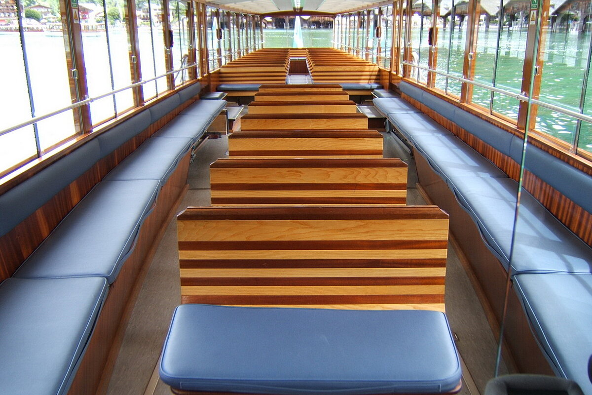 Blick in den Fahrgastraum eines großen Elektromotorbootes am Königssee