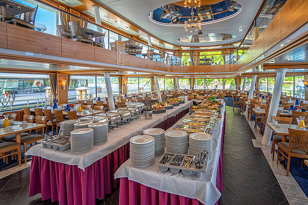 Buffet auf dem Katamaran MS STARNGERG