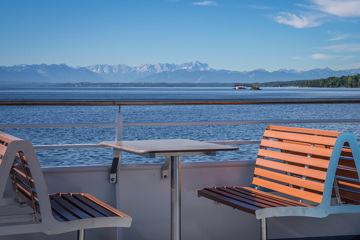 Auf dem Sonnendeck des Elektroschiffs BERG