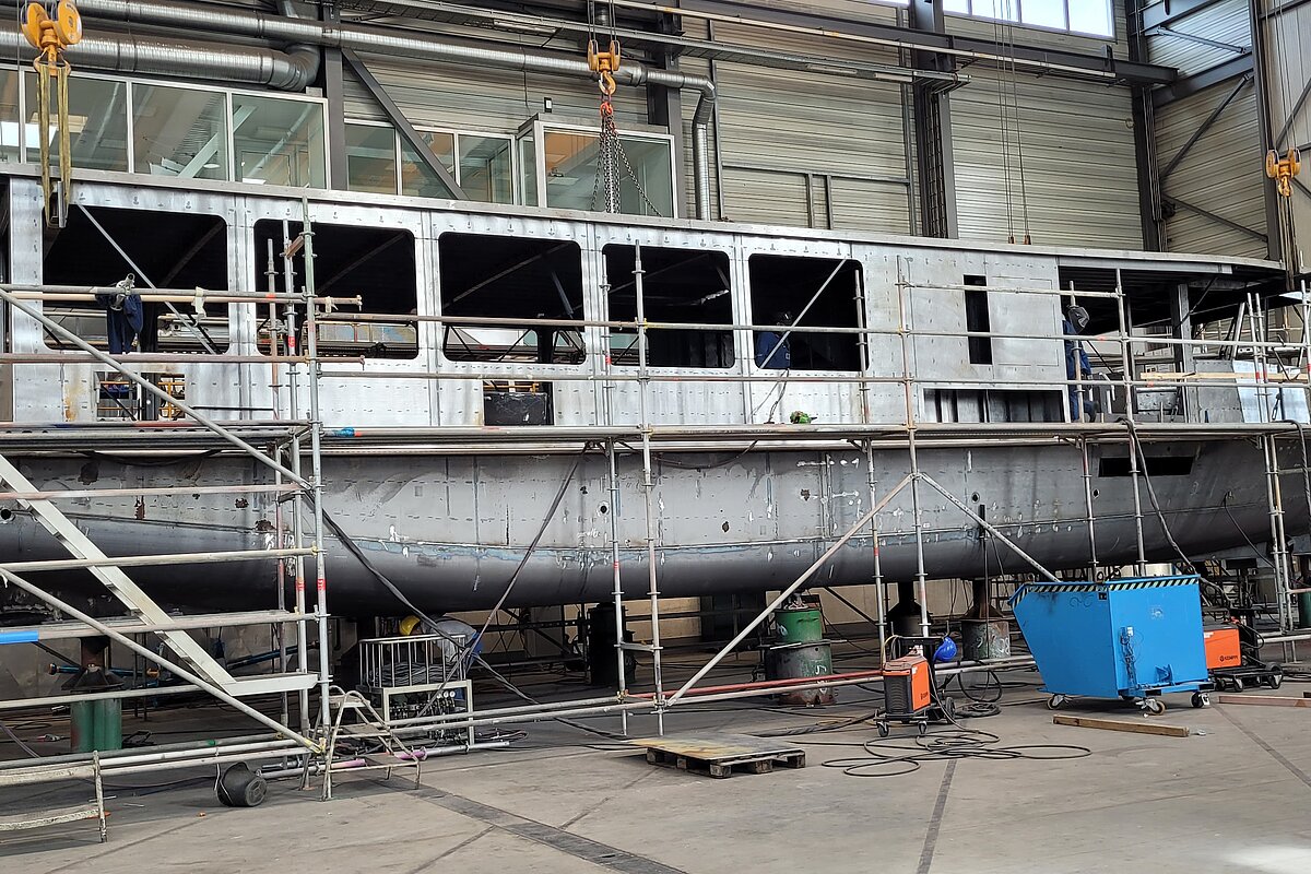 Elektoschiff im Rohbau in der Werft