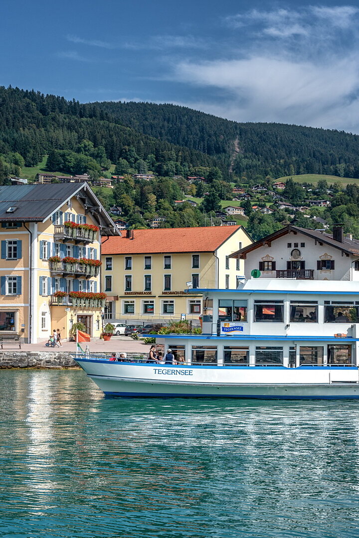 Schiff MS TEGERNSEE fährt am Rathaus Tegernsee vorbei
