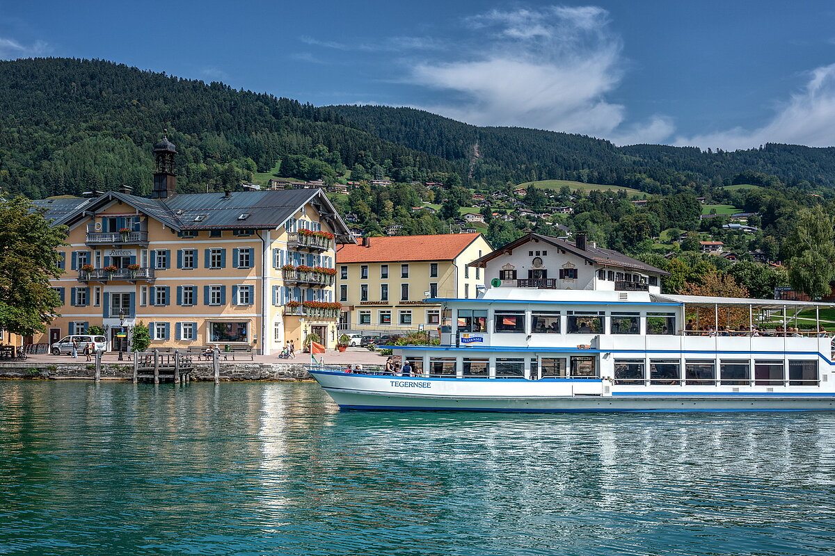 MS TEGERNSEE vor den Rathaus Tegernsee