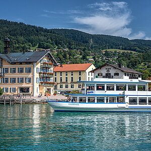 Schiff MS TEGERNSEE fährt am Rathaus Tegernsee vorbei