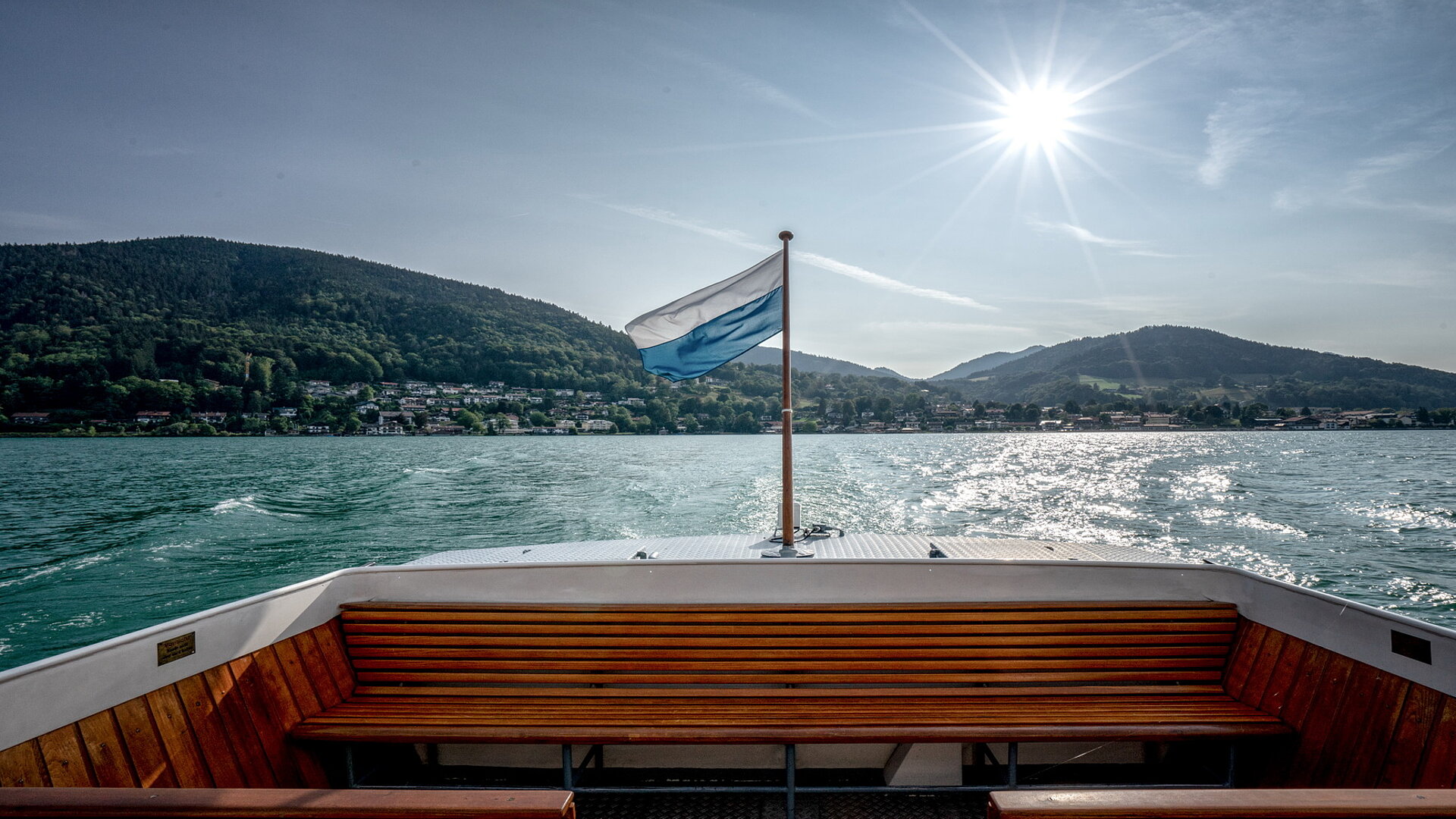 Blick vom Schiff auf den malerischen Tegernsee