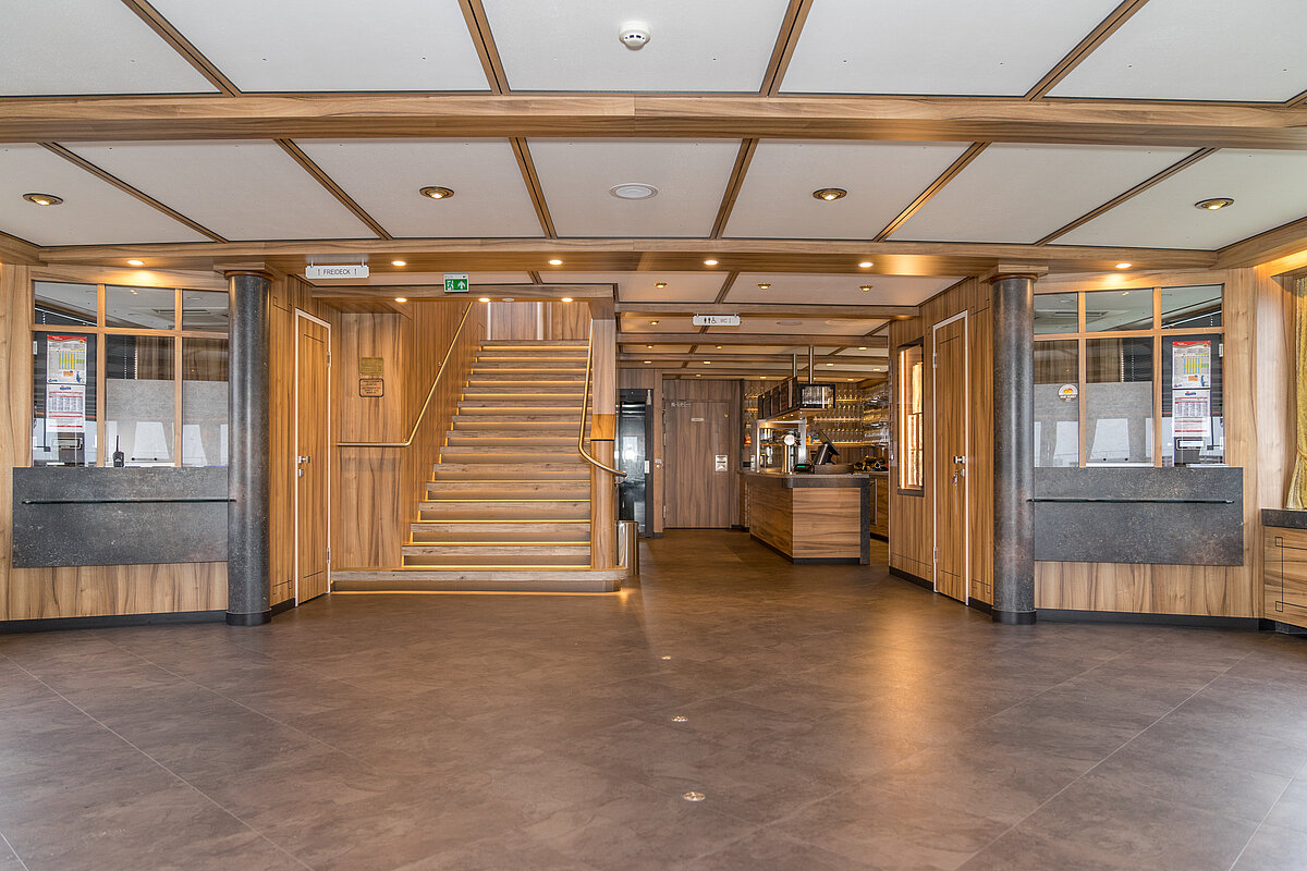 Eingangsbereich mit Treppenaufgang zum Oberdeck MS UTTING